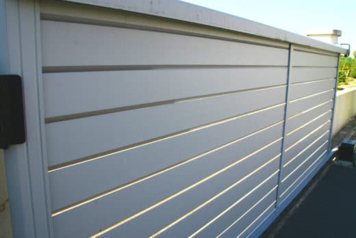portail de maison en alu gris et lames