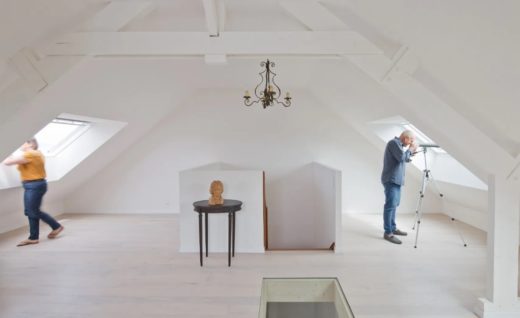 Couple dans pièce sous les toits