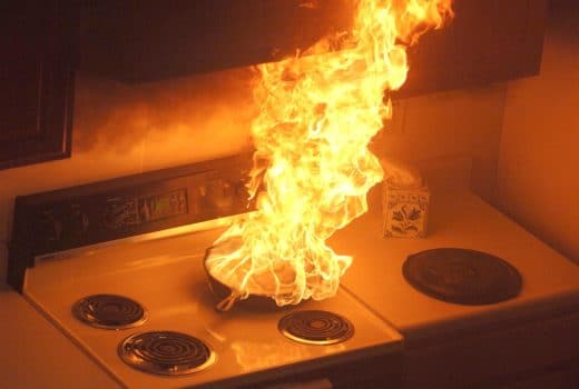 une cuisiniere prend feu